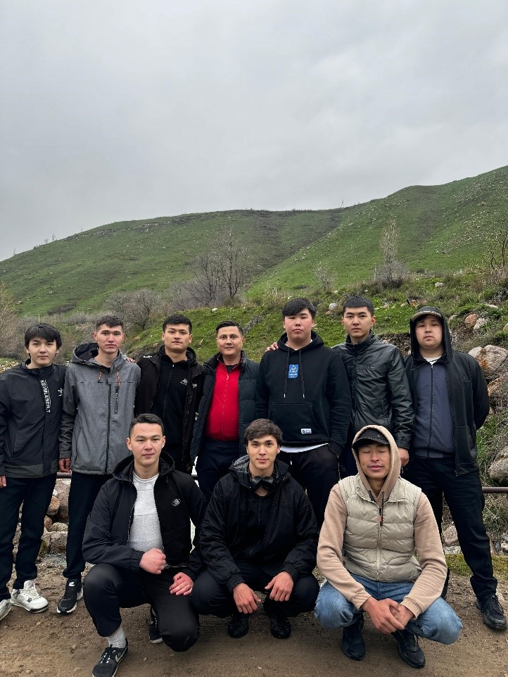 1.05.2024 г. студенты казахского отделения второго (II) курса специальности Компьютерные науки провели уборку на тему «Мөлдір бұлақ».