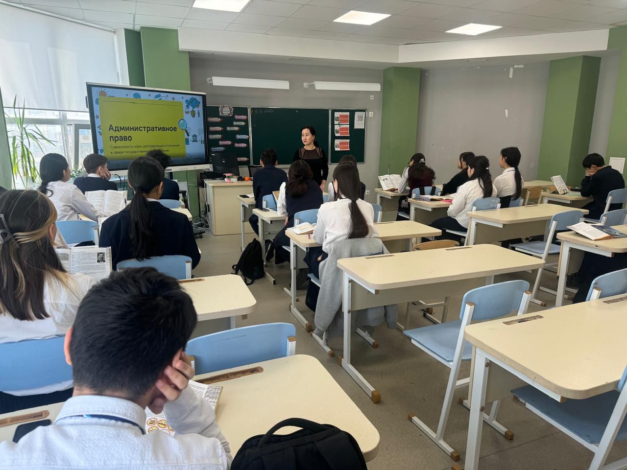As part of the Faculty of Law's career guidance program, a meeting was held with 11th-grade students
