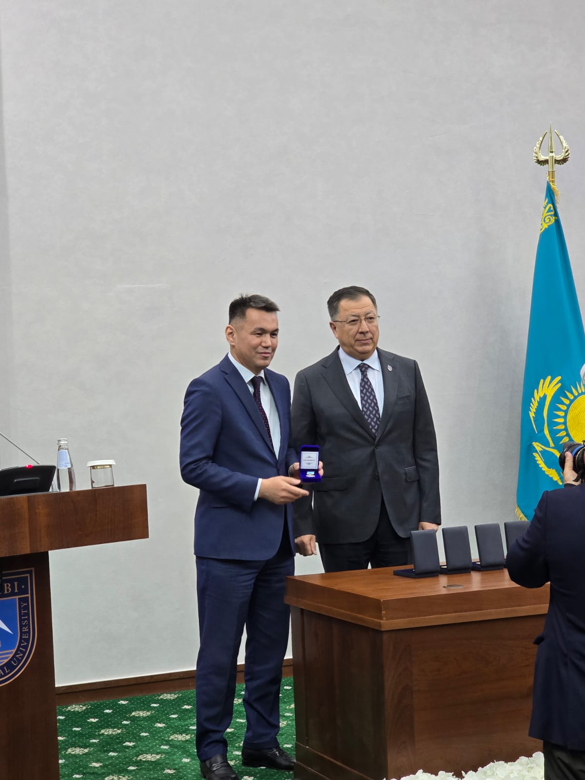 Кафедра "Теории и истории государства и права, конституционного и административного права" искренне поздравляет кандидата юридических наук, профессора Ахатова Уалихана Акыпбековича с награждением специальной медалью Казахского национального университета имени аль-Фараби за вклад в развитие университета!