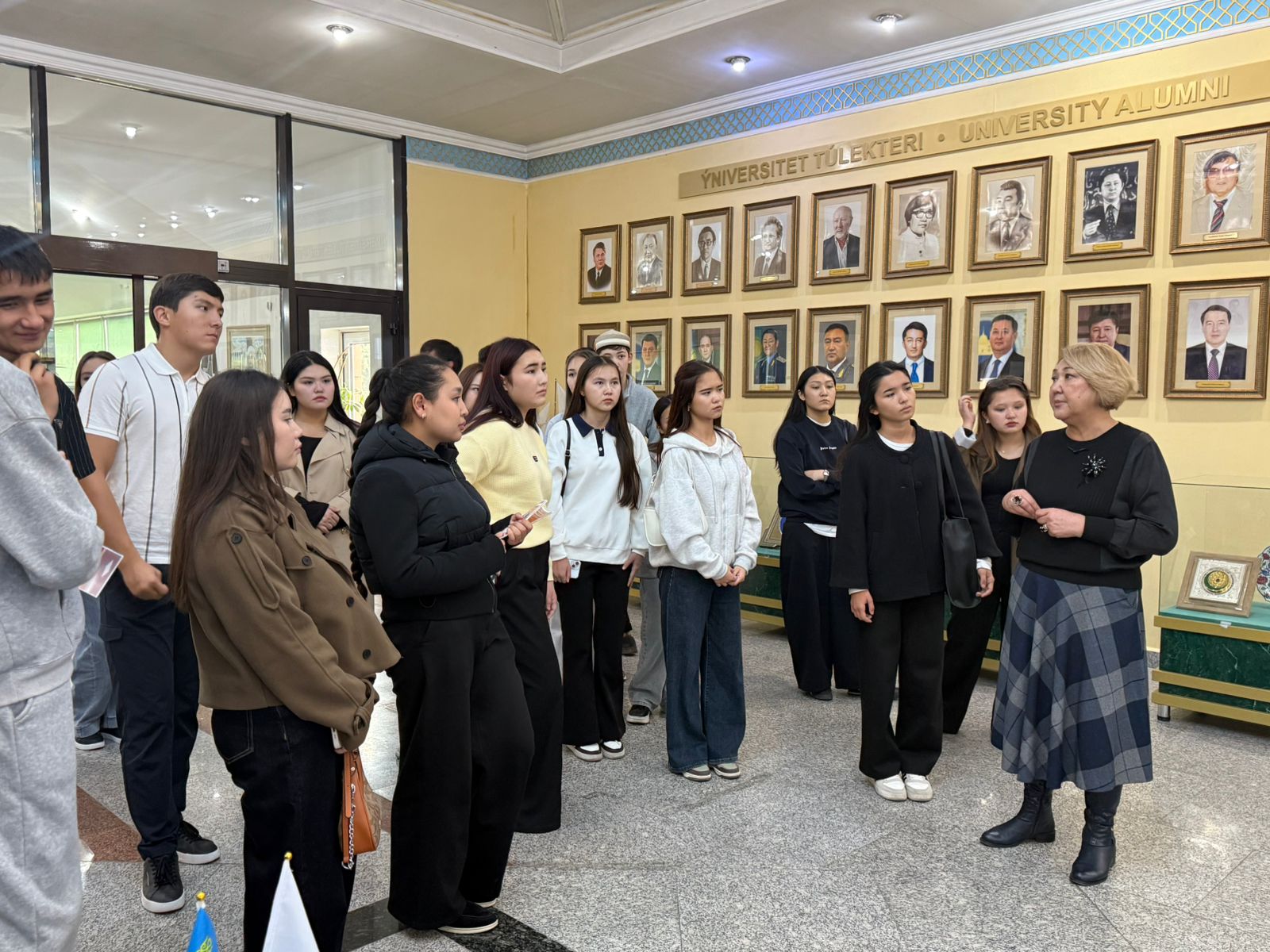 Для школьников 11 класса проведена обзорная экскурсия в Музее КазНУ им. аль-Фараби