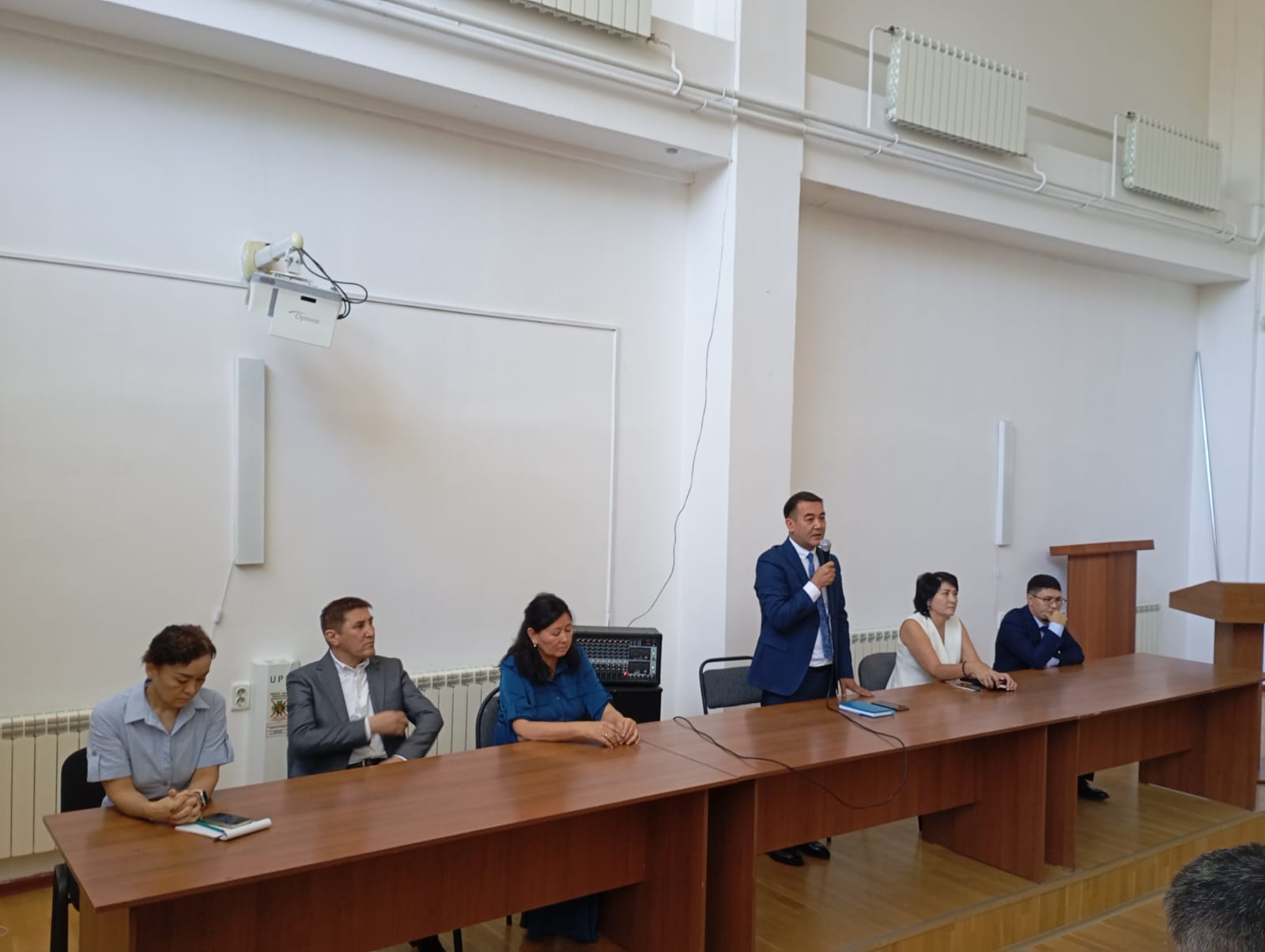 Уважаемые преподаватели и студенты! Поздравляем вас с 1 сентября – Днём знаний!