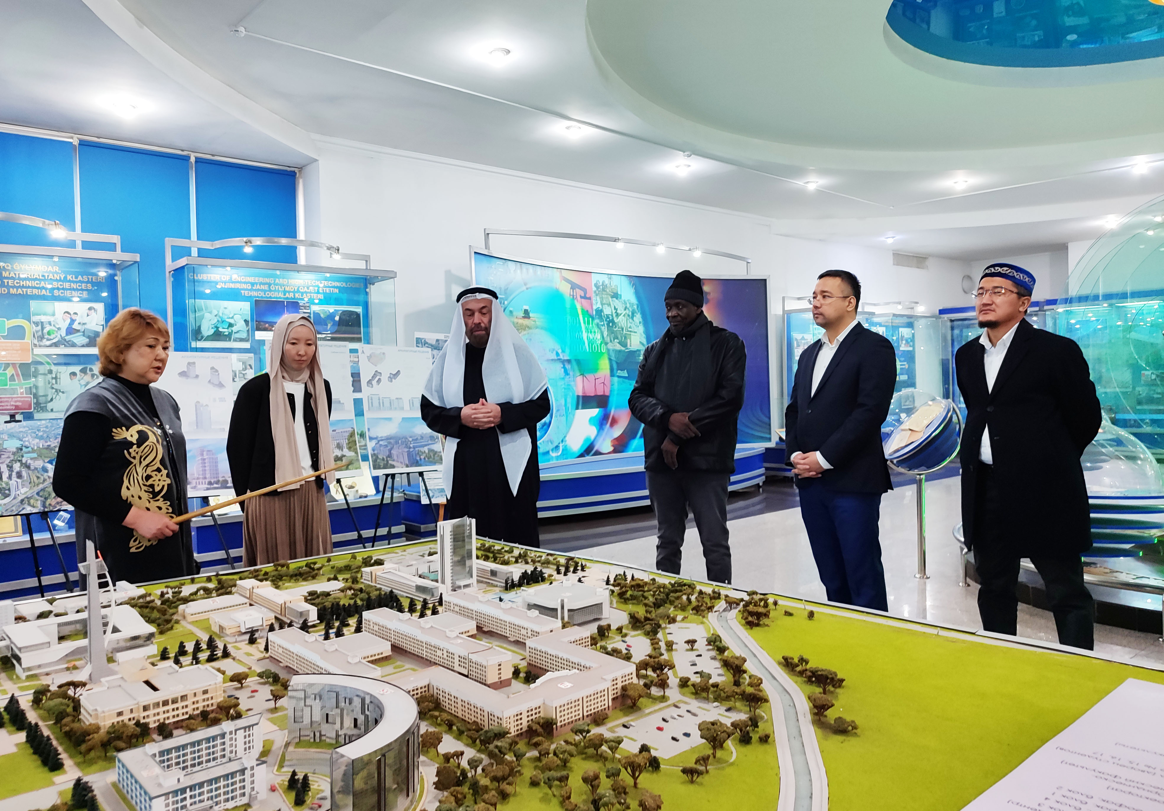 The University Museum was visited by a delegation led by the Rector of Al-Qasimiyah University in the United Arab Emirates, Awad al-Khalaf.