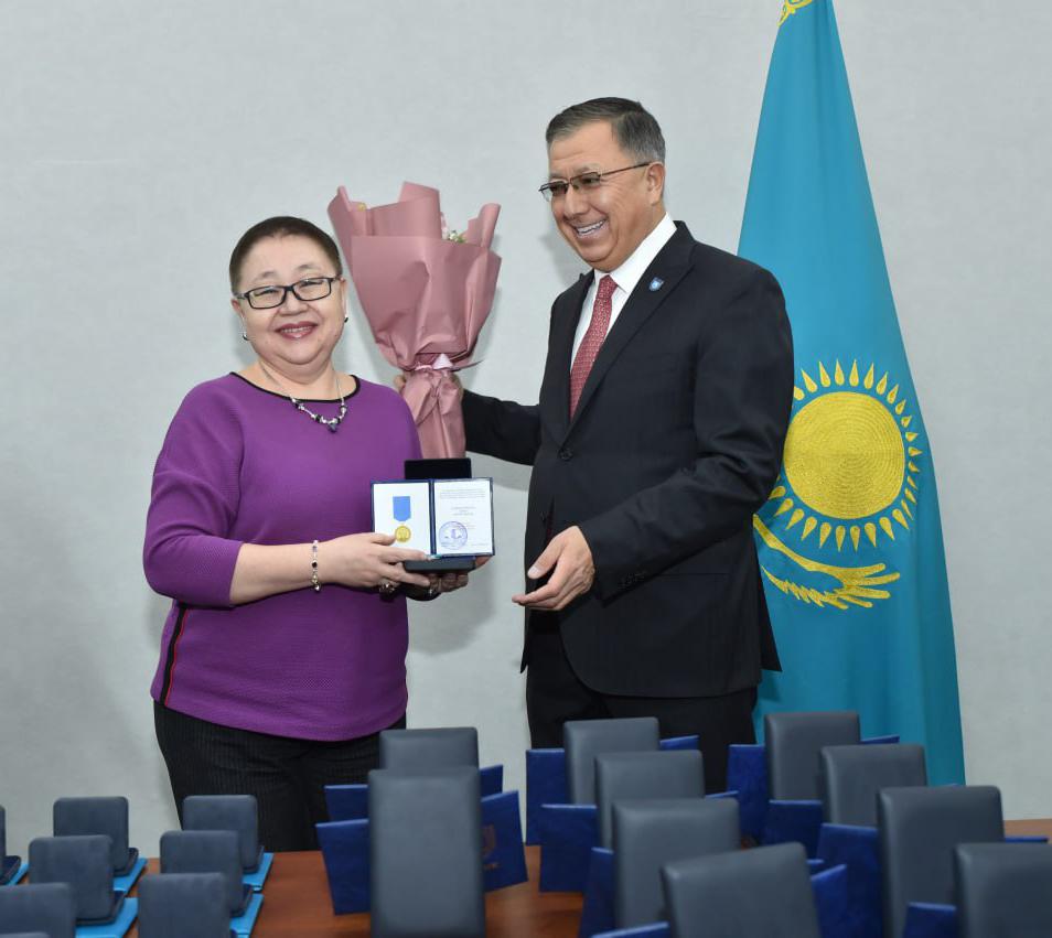 We congratulate Doctor of Law, Professor of the Department of "Theory and History of State and Law, Constitutional and Administrative Law," Dina Muratovna Baymakhanova on receiving this high award!