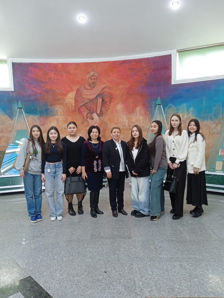 Candidate of Philological Sciences, lecturer at the UNESCO and Mass Communications Department of the Faculty of Journalism of Al-Farabi Kazakh National University M. T. Mukashev organized an excursion to the University museum for first-year students of the specialty "International Journalism"