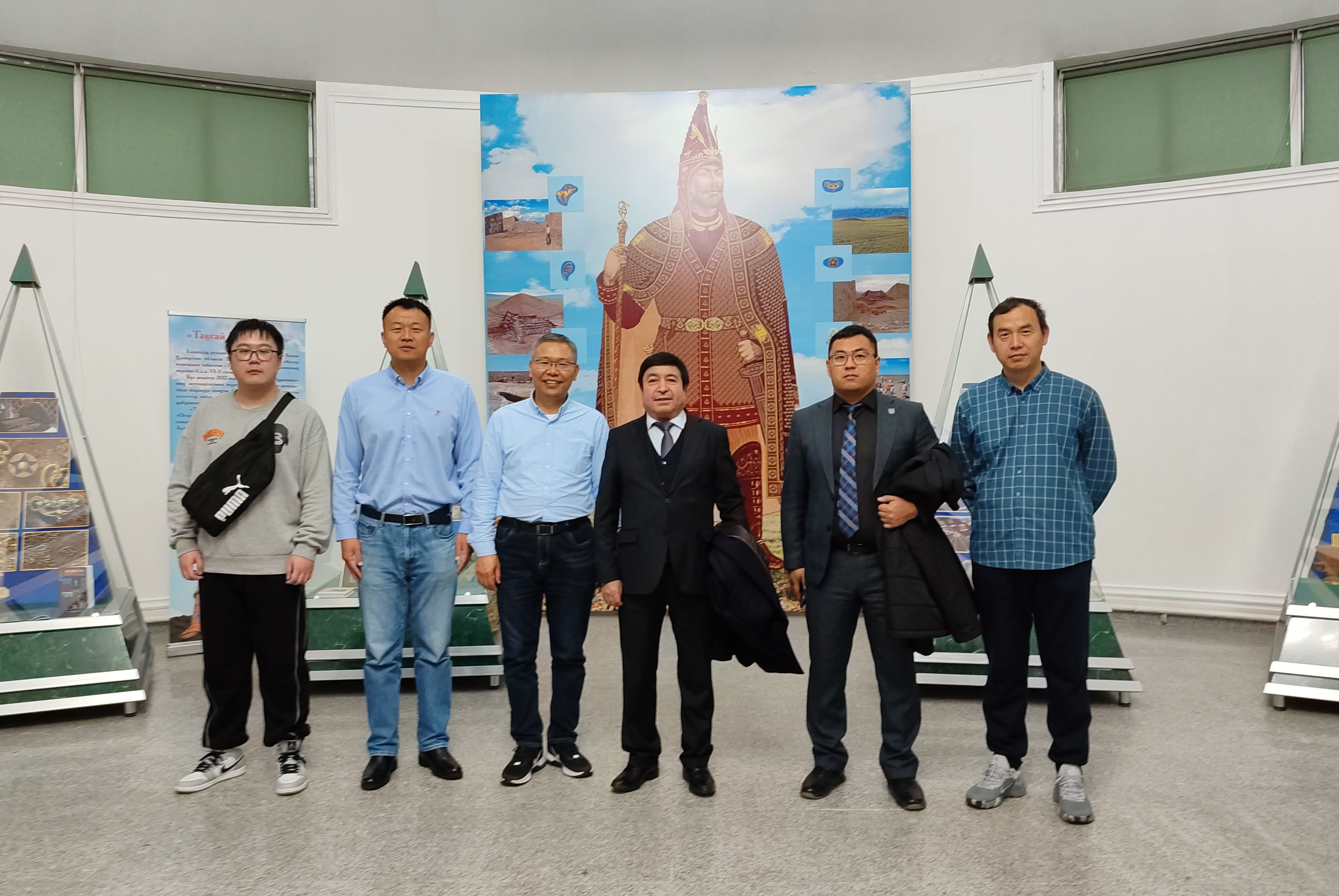 Professors of the Northwestern Polytechnic University of Xi'an, China visited the university museum