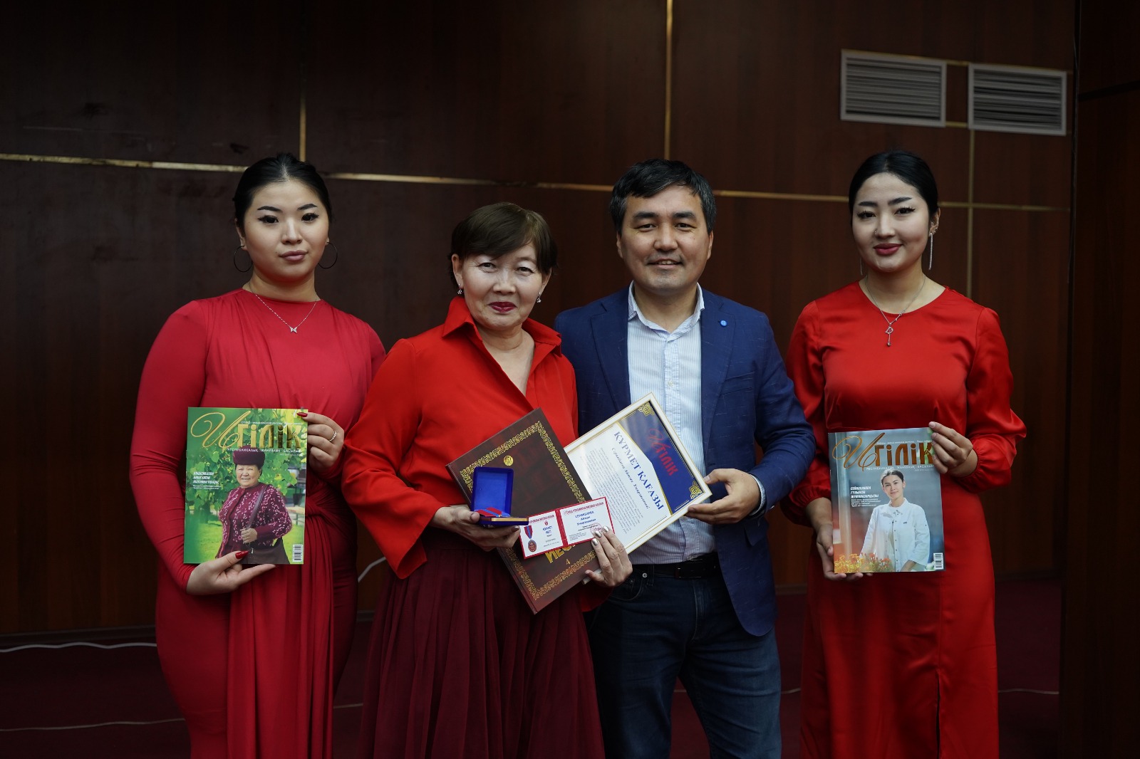 Presentation of the “Kurmet Yesi” award