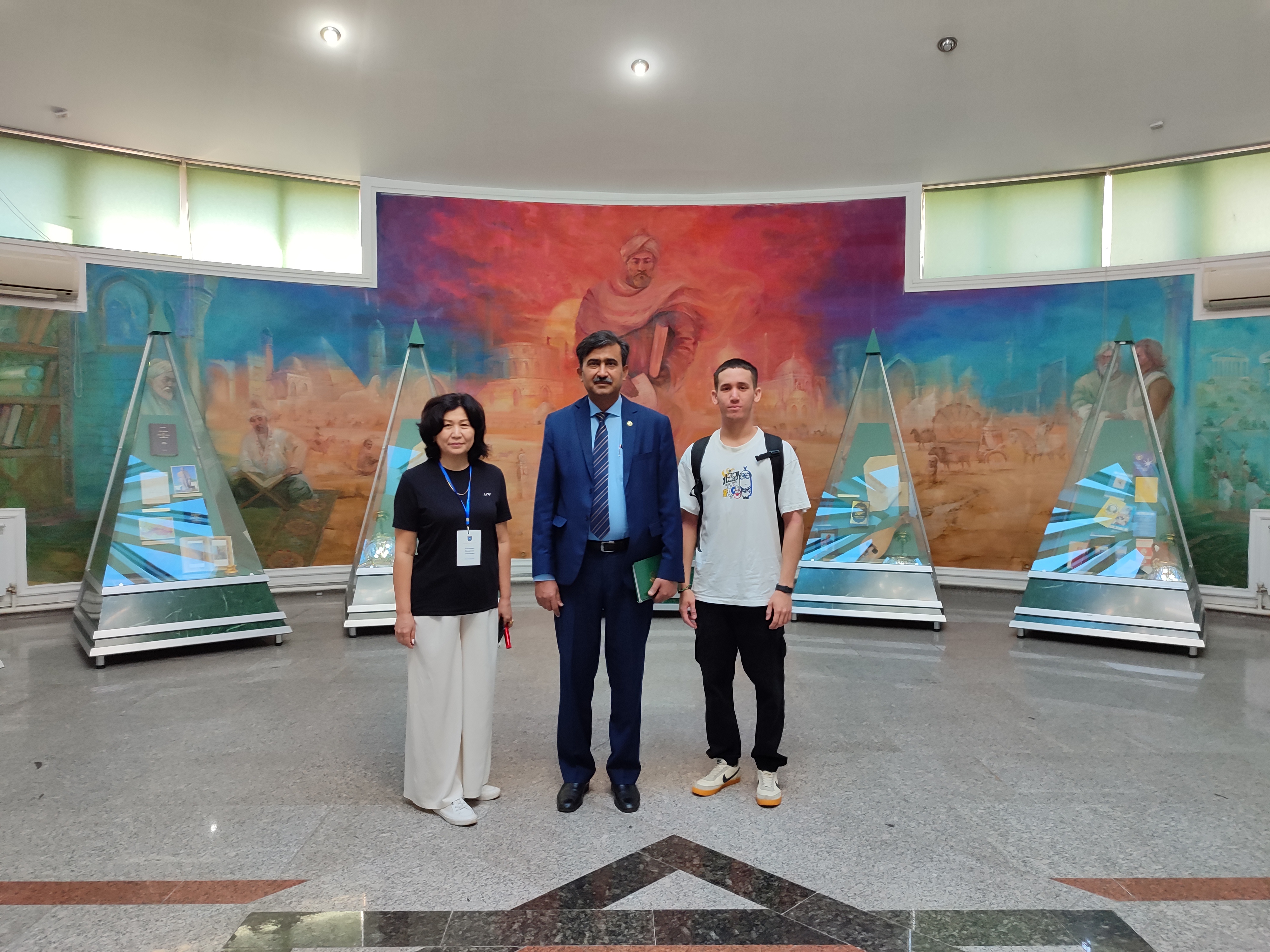 Professor Zulfikar Ali, Director of the Islamic Organization for Food Security, visited the History Museum of the Al-Farabi Kazakh National University