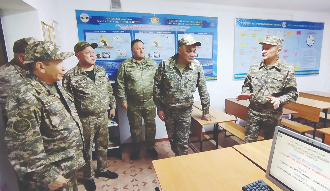 Смирно! Главнокомандующий идет!