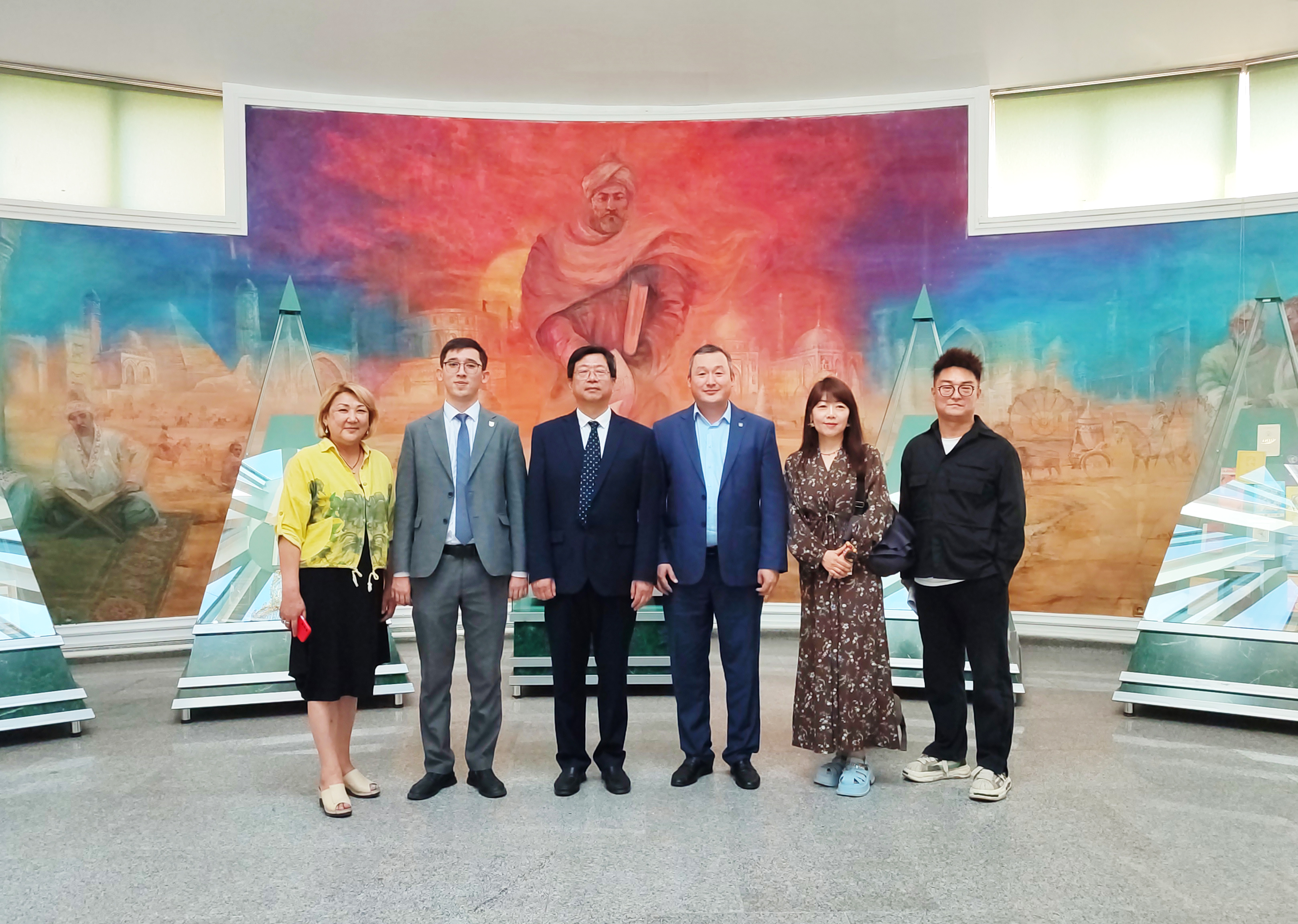 The delegation of the Hebei Academy of Art and Design of the People's Republic of China visited the KazNU Museum, immersed themselves in the history and achievements of the university