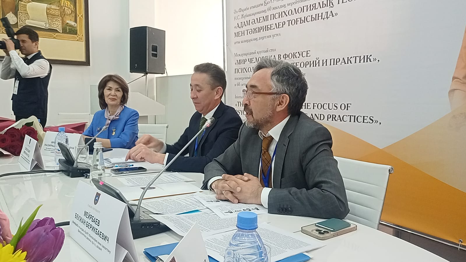 АДАМ ӘЛЕМІ ПСИХОЛОГИЯЛЫҚ ТЕОРИЯЛАР ЖӘНЕ ТӘЖІРИБЕЛЕР ТОҒЫСЫНДА: әл-Фараби атындағы Қазақ ұлттық университетінде халықаралық дөңгелек үстел өтті