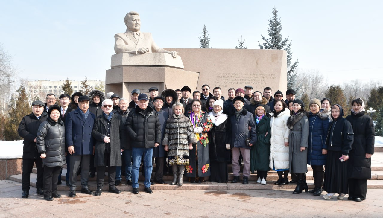ПРОШЛО МЕРОПРИЯТИЕ ПО ВОЗЛОЖЕНИЮ ЦВЕТОВ У ПАМЯТНИКА АКАДЕМИКА У.А. ДЖОЛДАСБЕКОВА