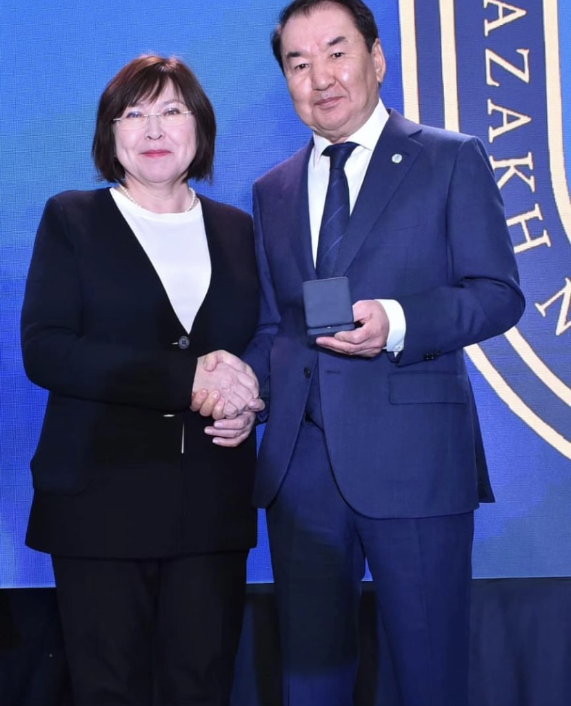 Награждена медалью «90-летие КазНУ EREN ENBEGI USHIN»