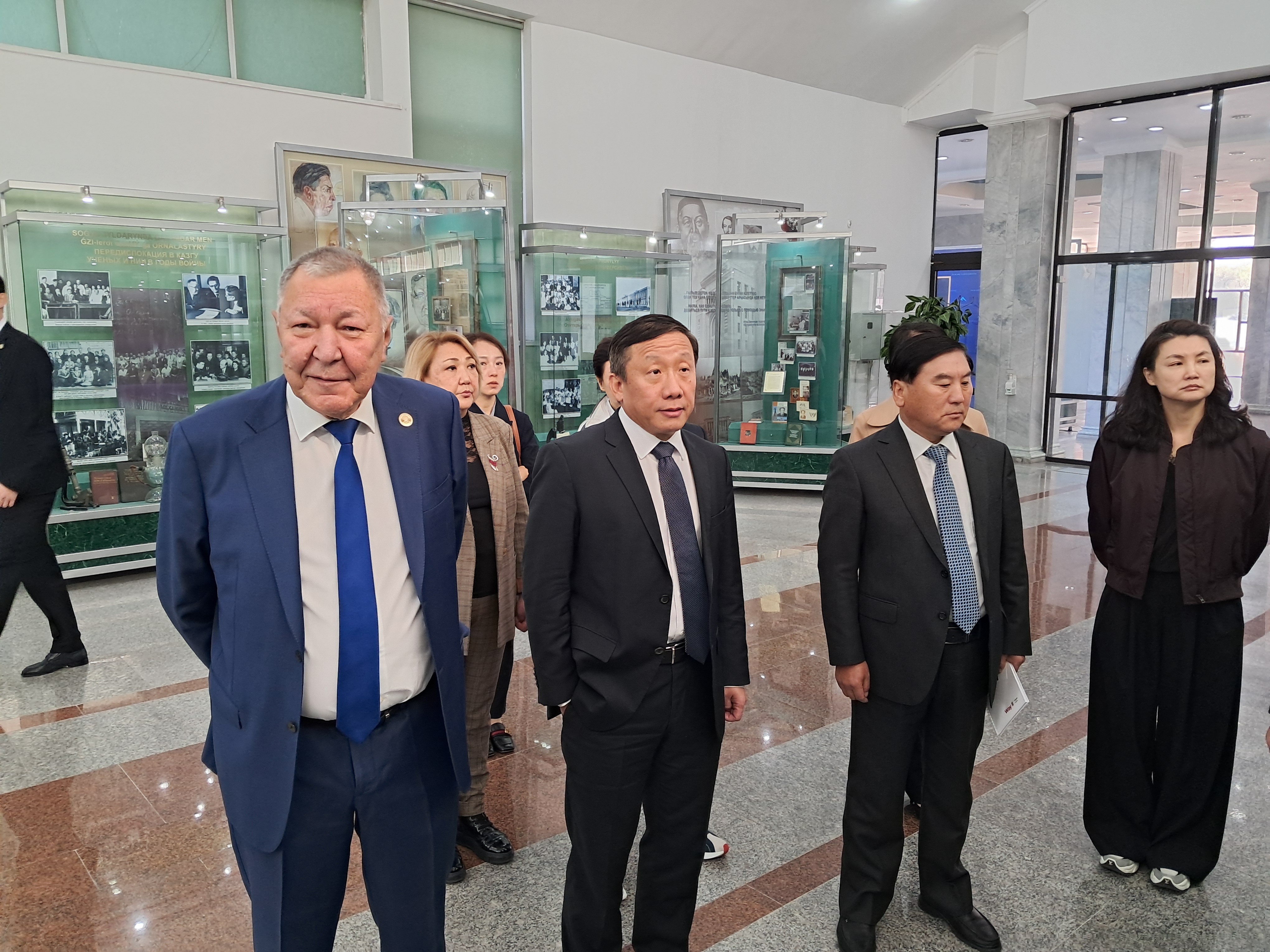 КазНУ имени аль-Фараби посетила делегация бизнес-школы Cheung Kong (CKGSB, КНР)
