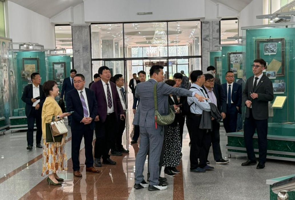 Visit of Tsinghua EMBA Alumni to the KazNU Museum