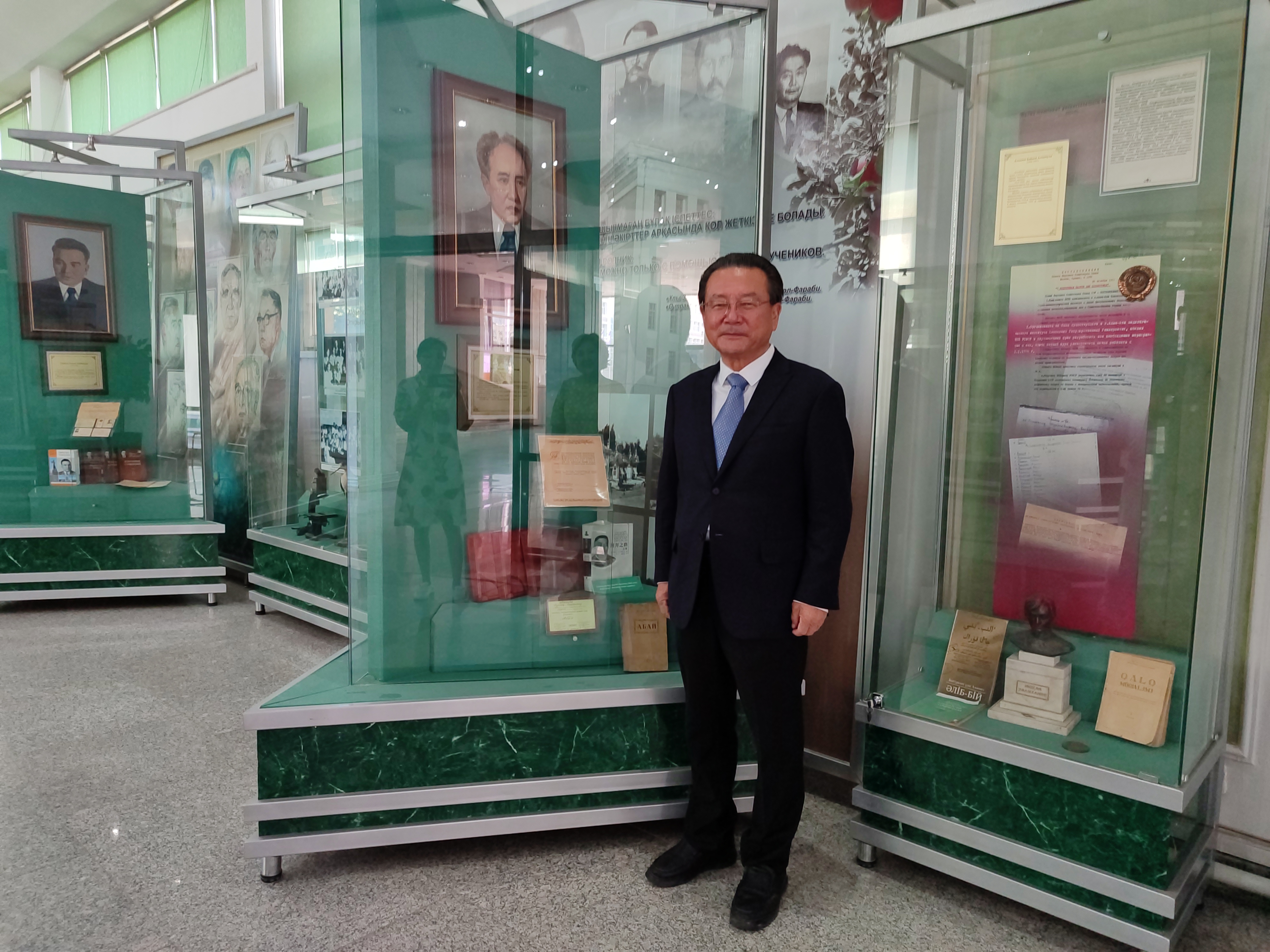 Famous Chinese writer, translator, ex-deputy of the People's Political Consultative Council of the People's Republic of China Akbar Mazhit visited the University's History museum