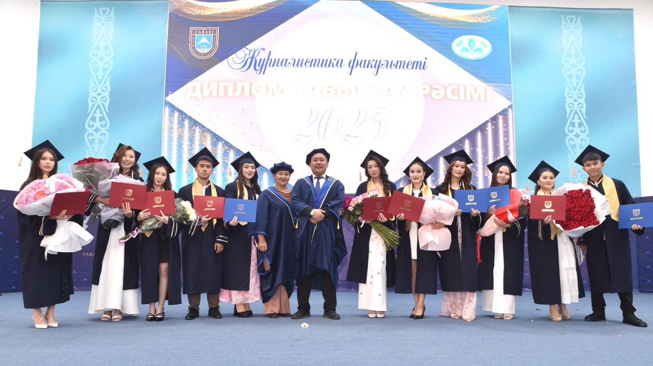 Выпускники факультета журналистики получили дипломы