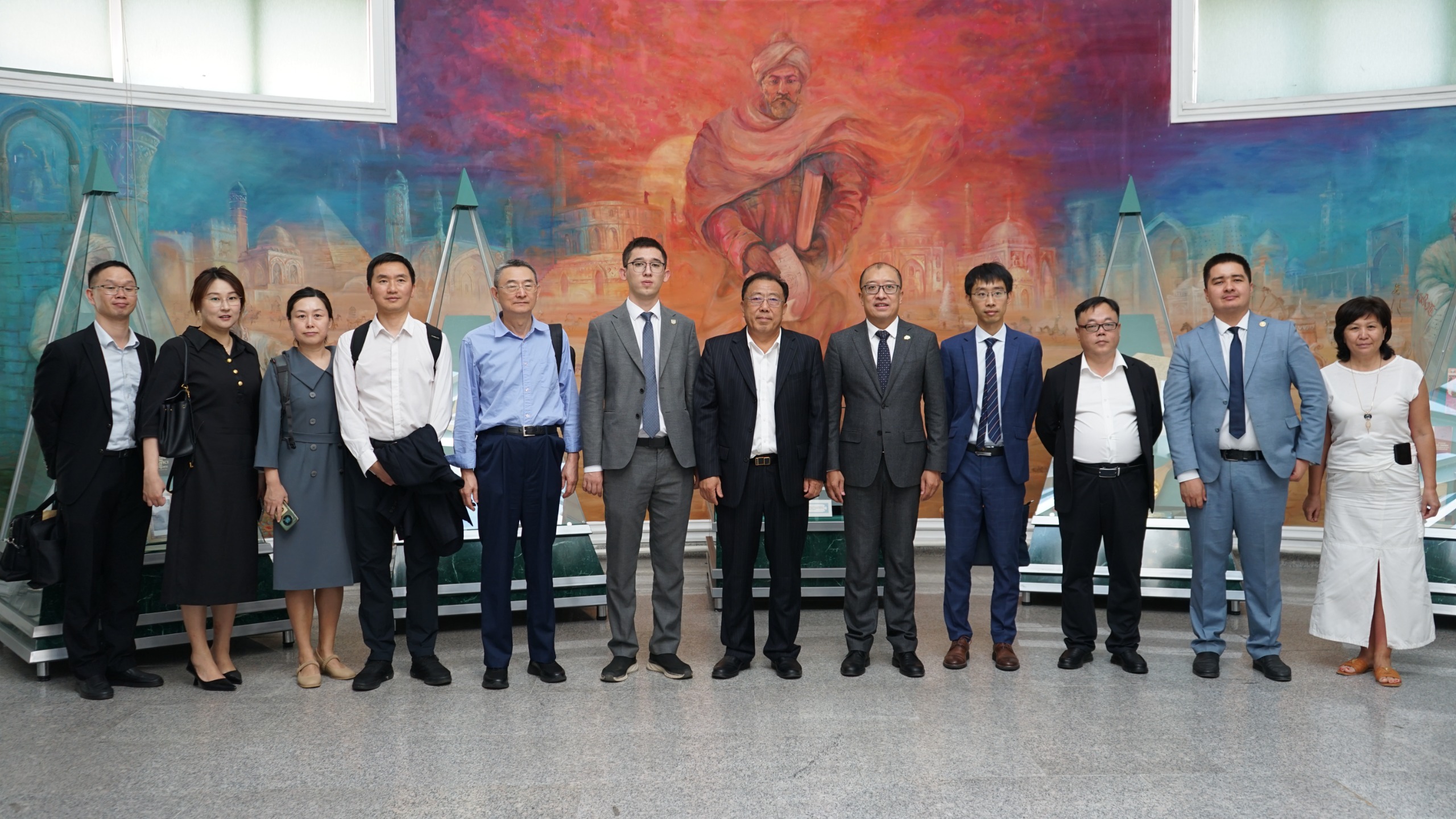 The delegation of the Committee of the People's Political Consultative Conference of China (PPCCC) of Hainan Province visited the University museum