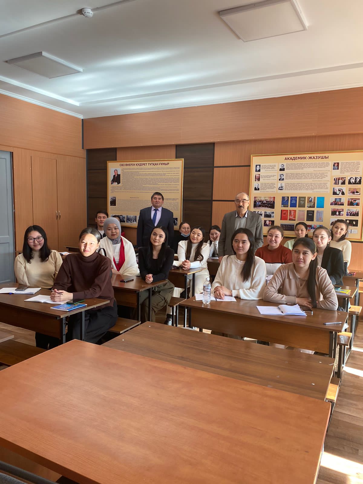 Қазақ әдебиеті және әдебиет теориясы кафедрасының студенттерінің белгілі жазушы Аслан Жақсылықовпен кездесуі.