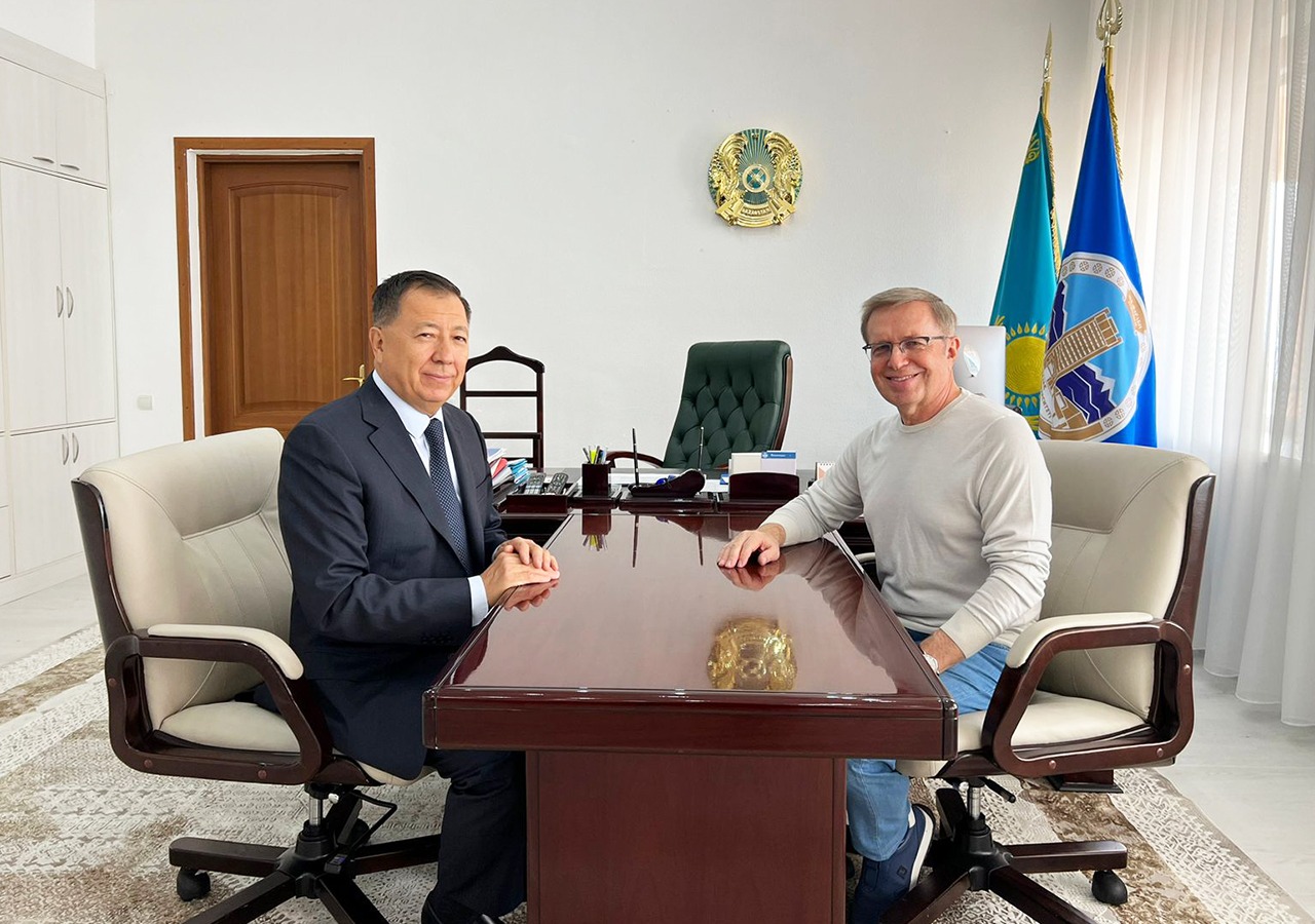 Дипломат подарил КазНУ ценные книги