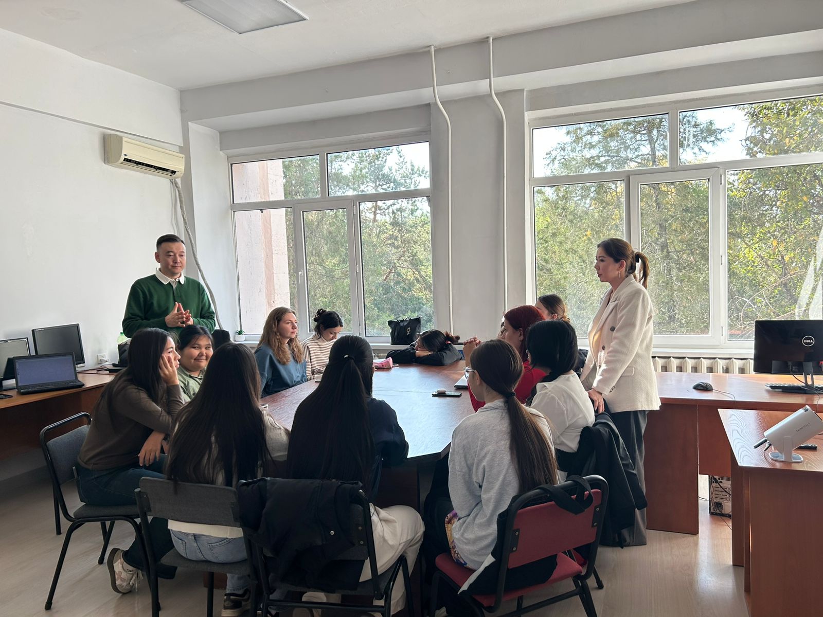Curatorial demo lesson  dedicated to the Day of Science Workers