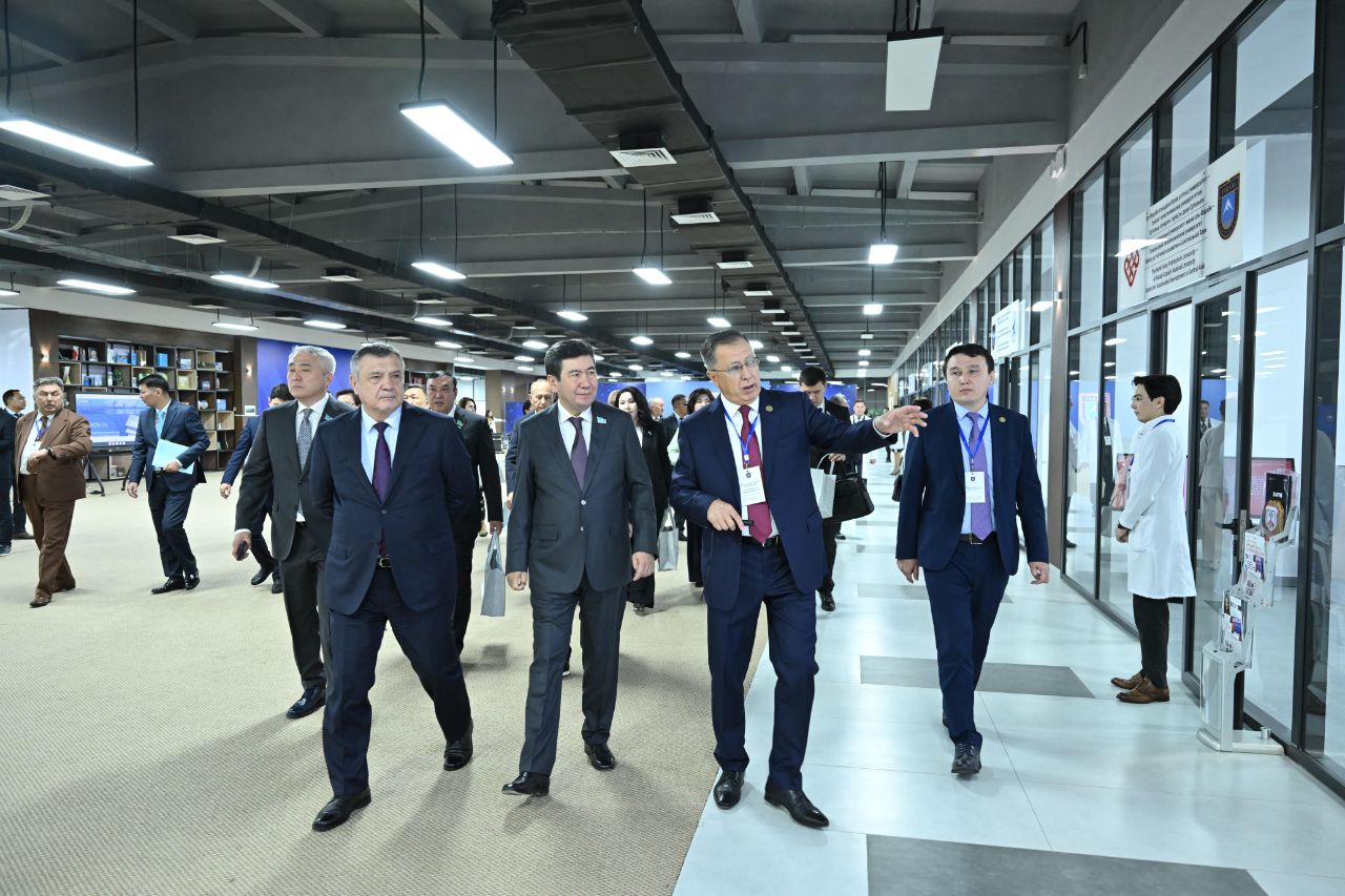 Парламентарии Казахстана и Узбекистана посетили инновационный центр «Farabi Hub»