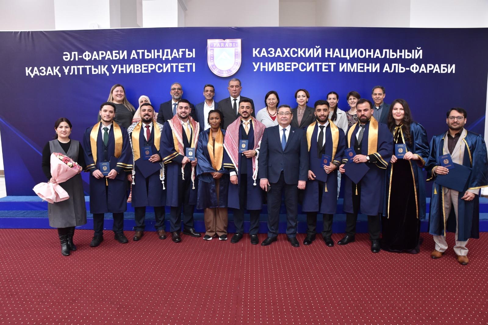 25 февраля 2025 года на факультете медицины и здравоохранения КазНУ имени аль-Фараби состоялась торжественная церемония вручения дипломов студентам специальностей "6В10103 Общая медицина" и "6В10104 Стоматология".