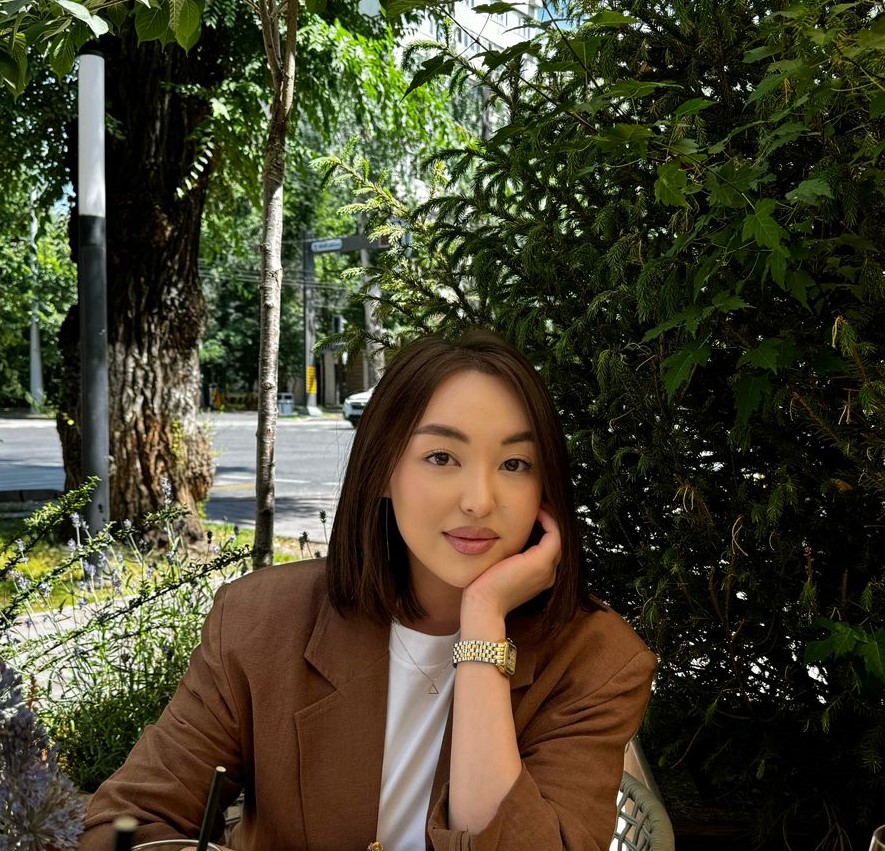 Aidanа Tokbergen, a graduate of the dual-degree program in "International Relations" completed in 2023 through a collaboration between KazNU and RUDN University, speaks with great enthusiasm about her experience.