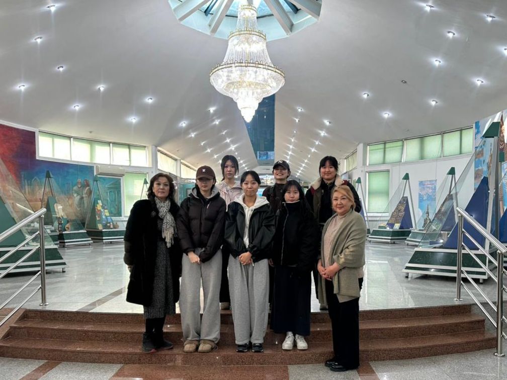 International Students from the journalism faculty “Winter School“ visit the KazNU museum