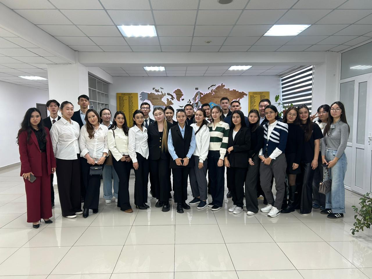 Студенты 3 курса казахского отделения специальности «Международные отношения» провели мероприятие, посвящённое 12-й Цели устойчивого развития — ответственному потреблению и производству.