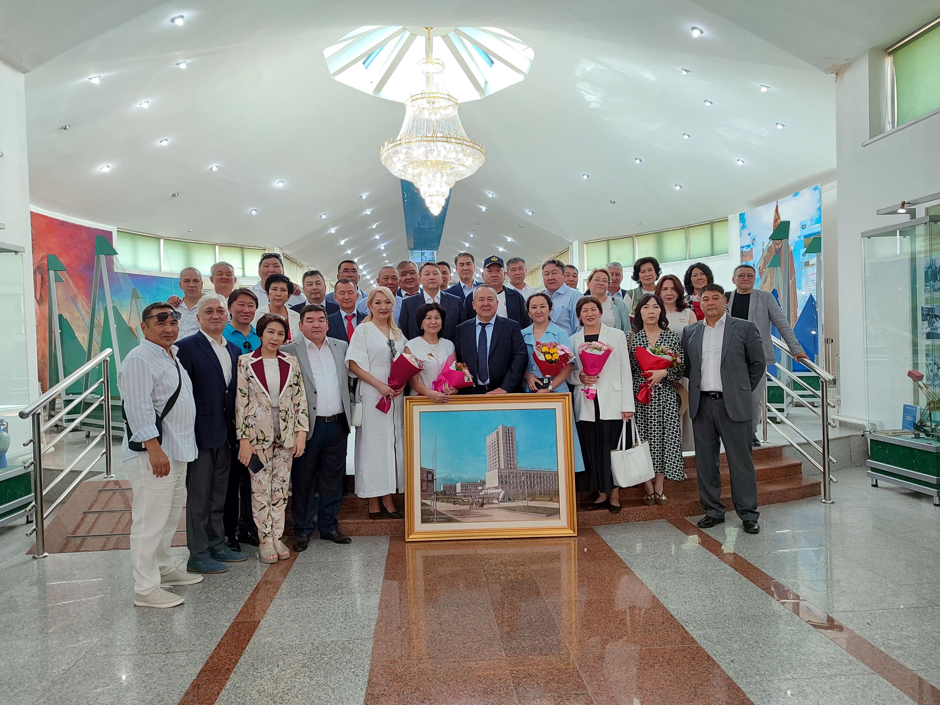 Graduates of the Faculty of Law presented the painting to the University Museum