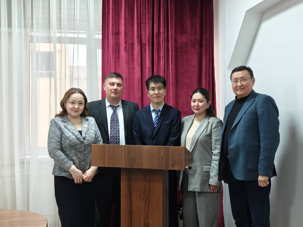 First defense of a foreign doctoral student in International Law in English.