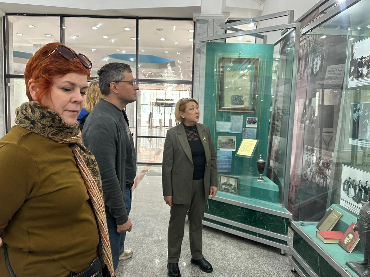 Visit of the Class of 1991 Alumni to the KazNU Museum