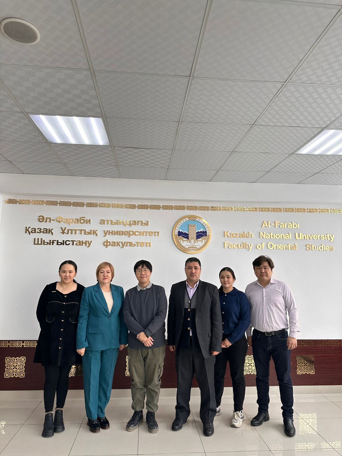 Teachers of the Department of Chinese Studies held a short meeting with a researcher of Chinese literature