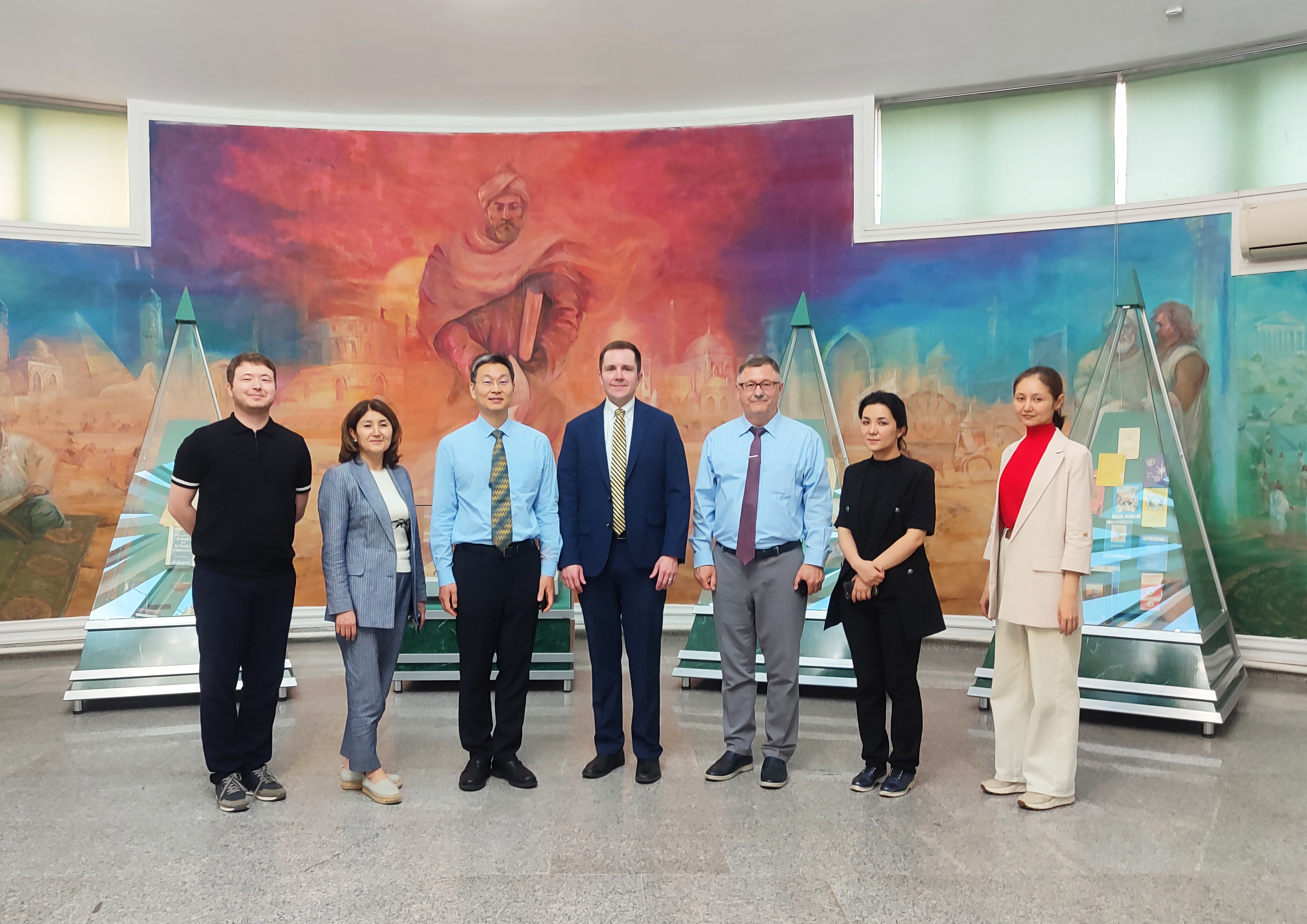 After the official meeting at the faculty of the Higher School of Economics and Business of KazNU, the museum hosted an excursion for representatives of one of the leading universities in the USA, Penn State University