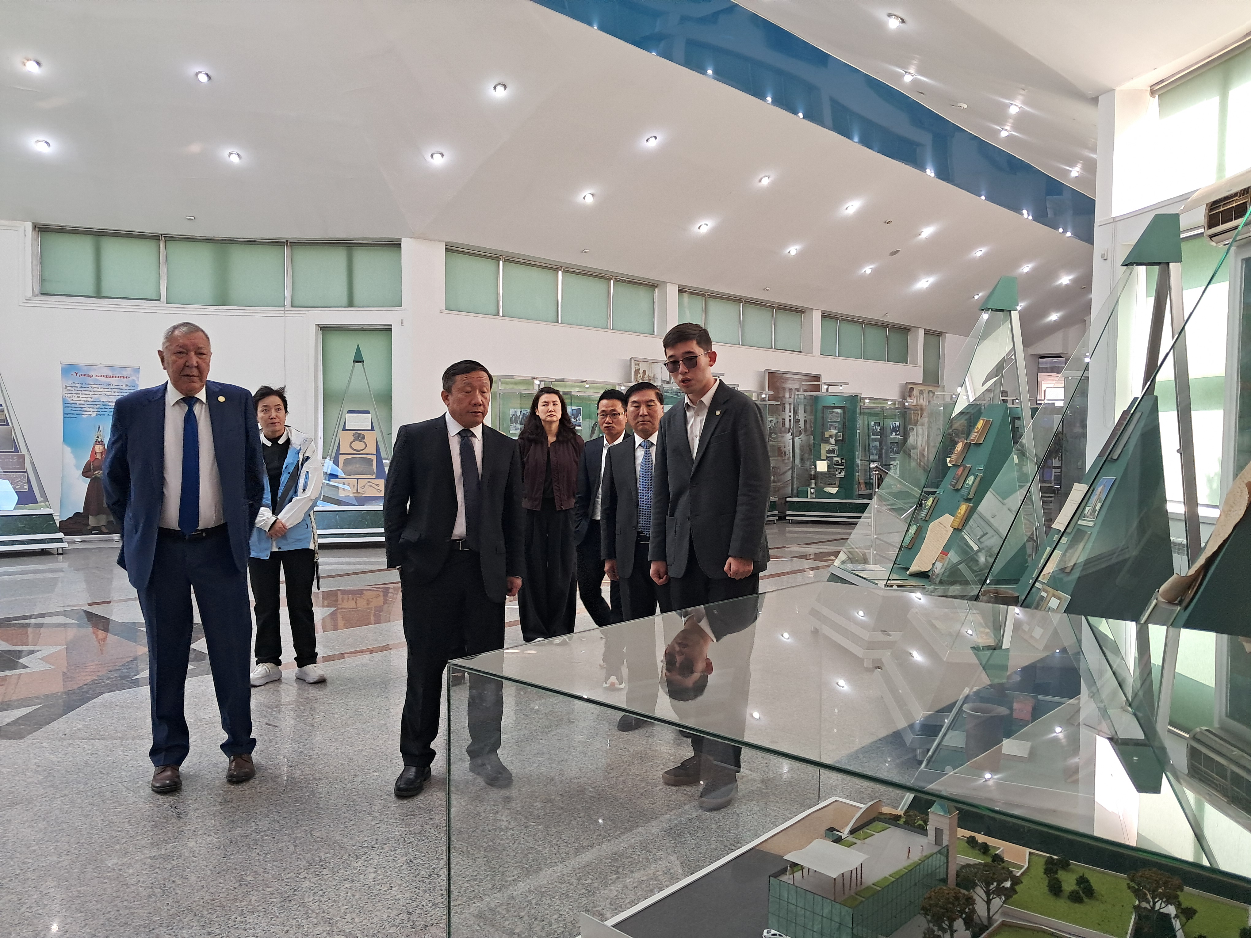 Қытай Халық Республикасының Cheung Kong Graduate School of Business (CKGSB) бизнес мектебінің делегациясы Әл-Фараби атындағы Қазақ ұлттық университетінде