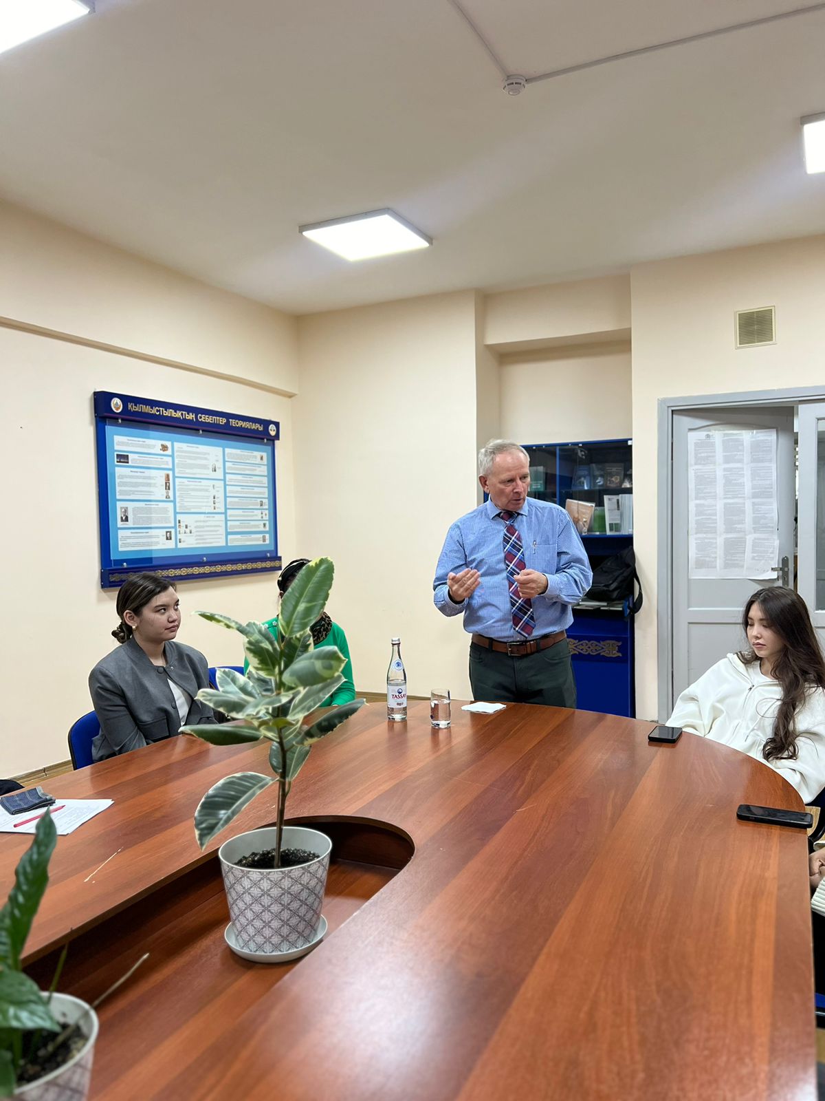 meeting of the Director of the Center for Applied Criminal Justice, Professor of the School of Law Enforcement and Justice Management at Western Illinois University, editor of the Law Enforcement Leaders Forum magazine (Illinois, USA) Vladimir Anatolyevich Sergevnin with members of the SMU