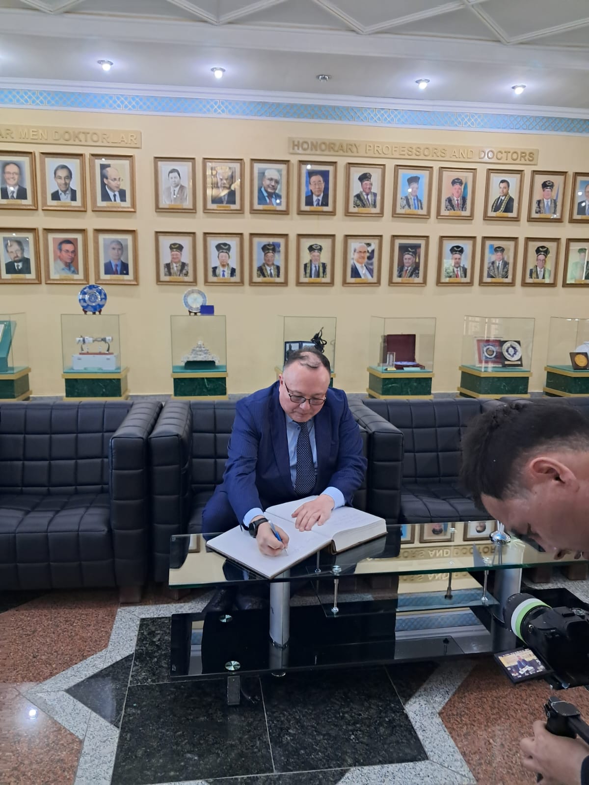 Visit to the KazNU Museum by Presidential Assistant Kuanyshbek Yesekeyev and Vice Minister Dinara Shcheglova