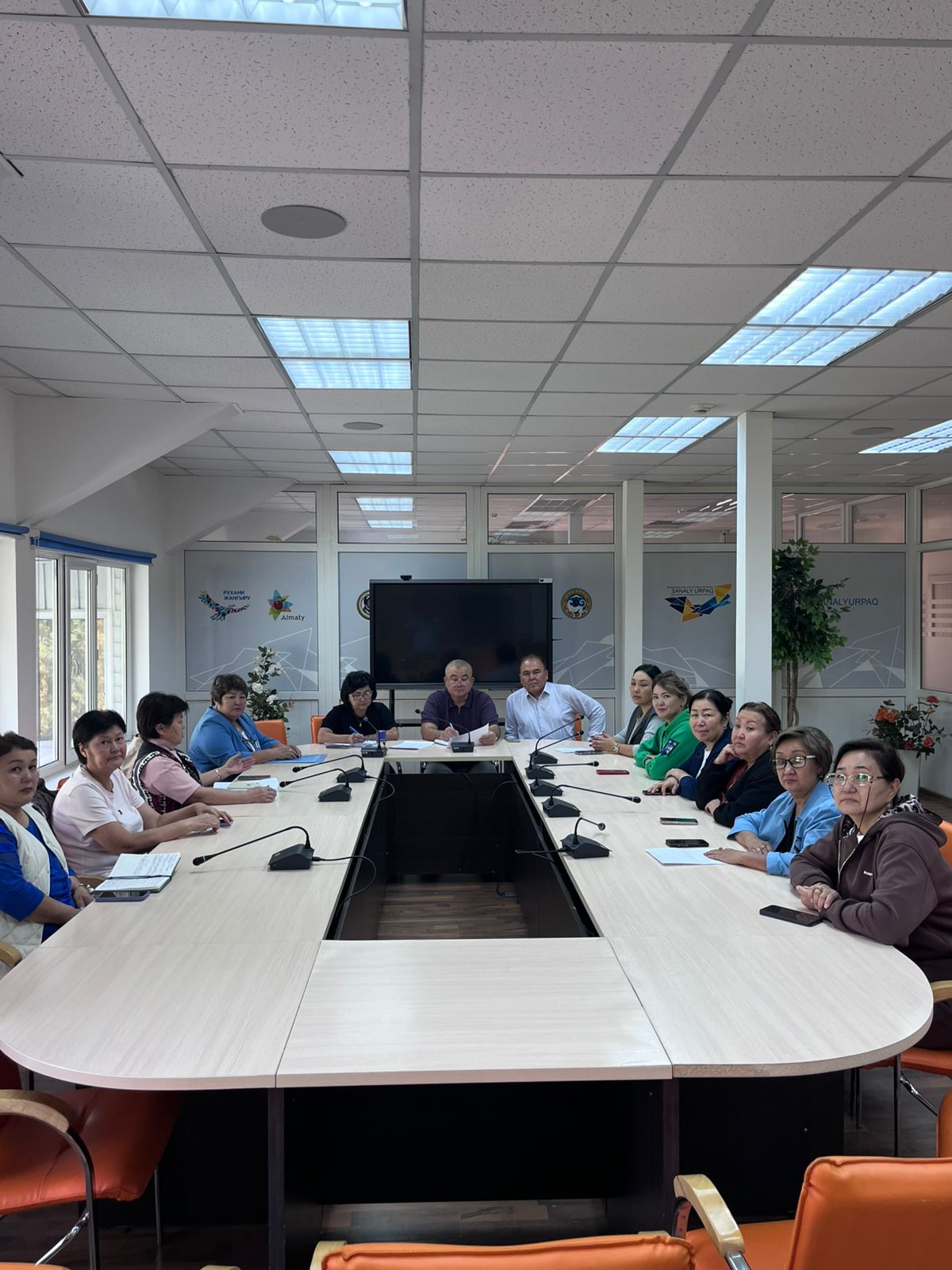 Meeting with Student Dormitory Supervisors