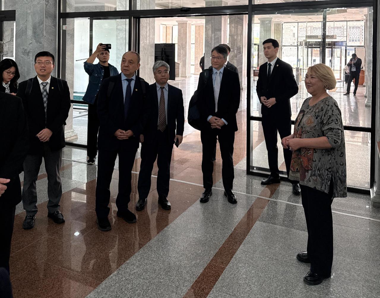 The delegation from the Hong Kong University of Science and Technology visited the KazNU museum