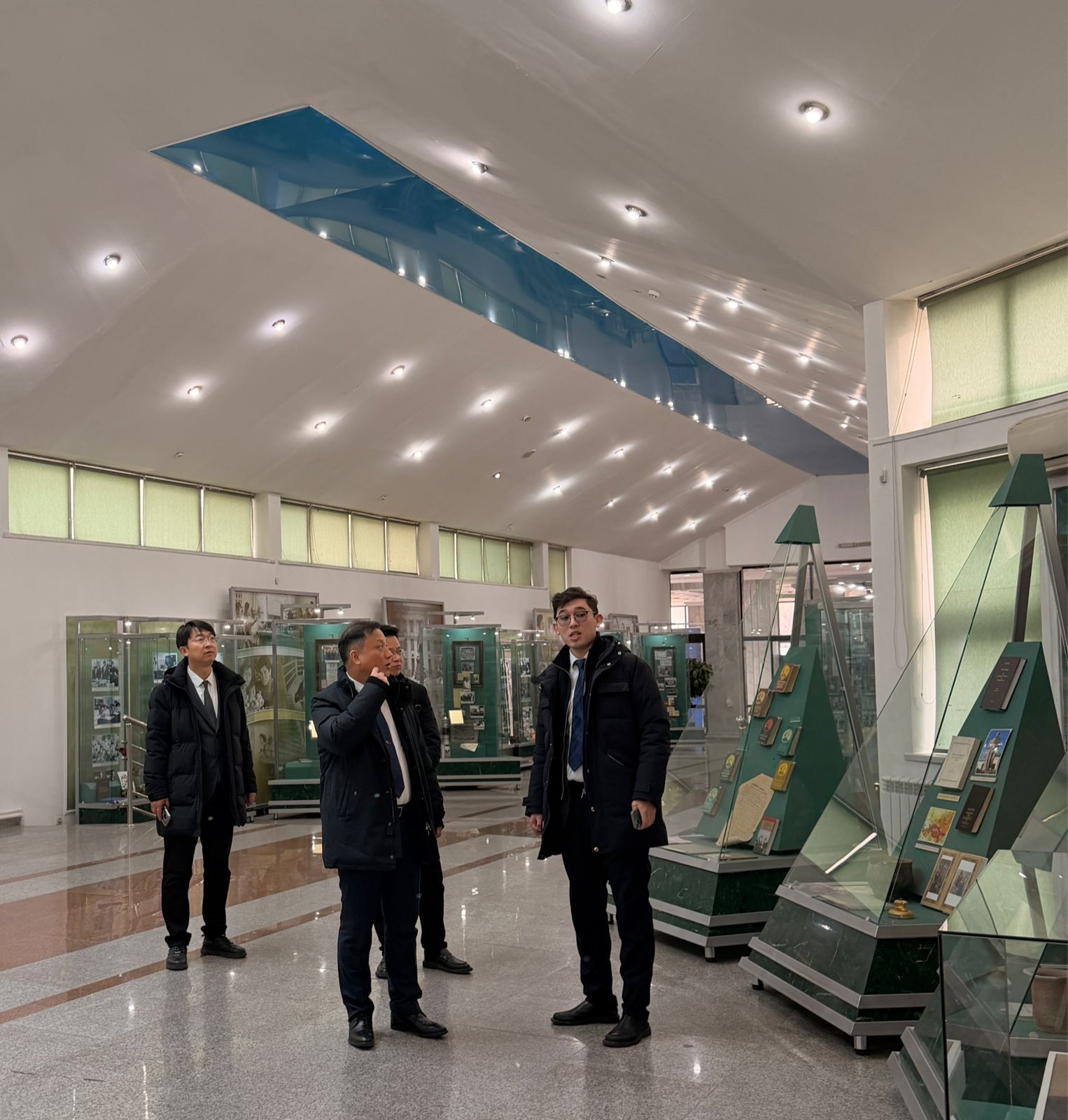 Сучжоу университеті делегациясының ҚазҰУ музейіне келуі