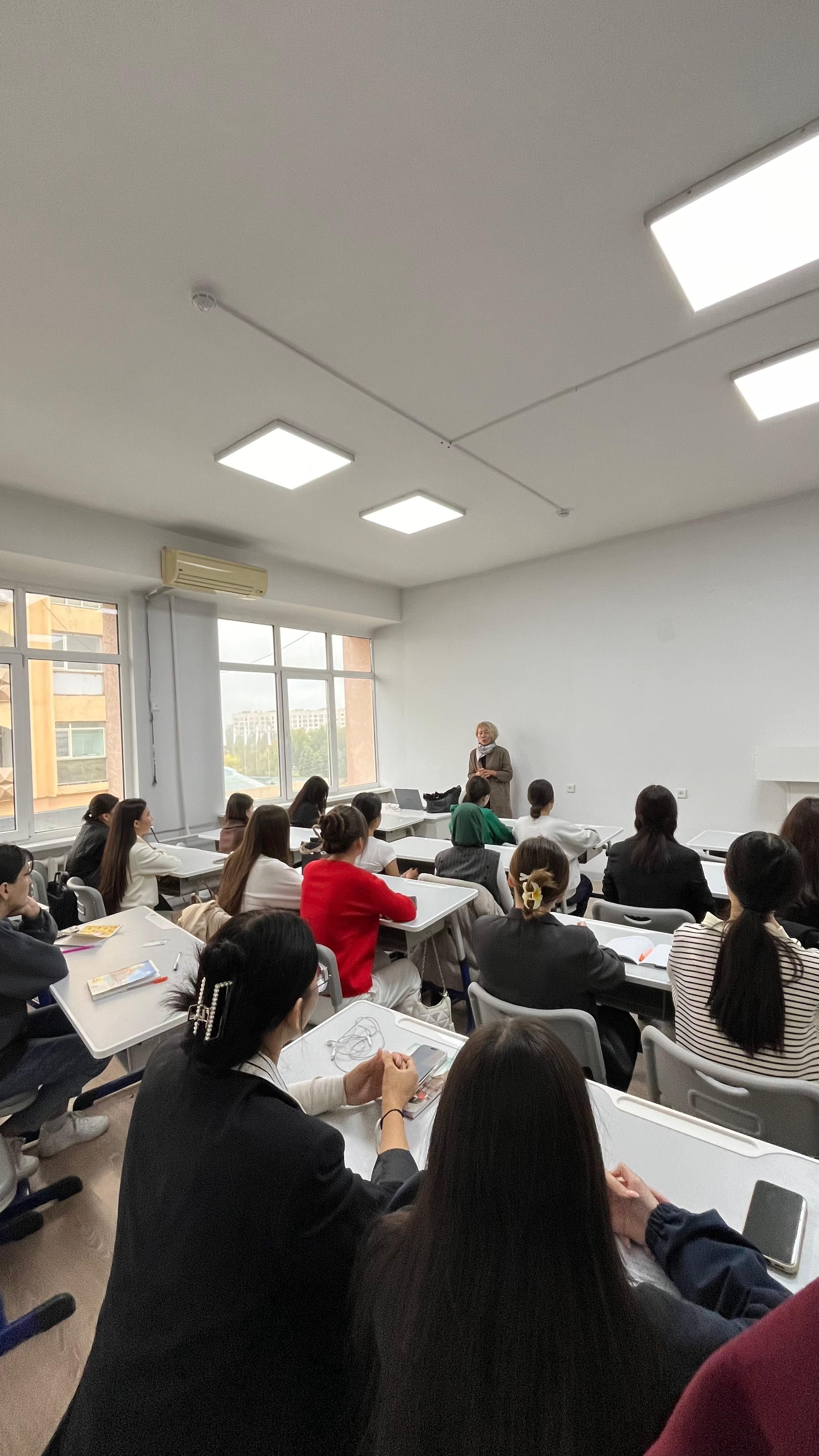 Роль и образ преподавателя в жизни студента к Дню работников высшего образования.
