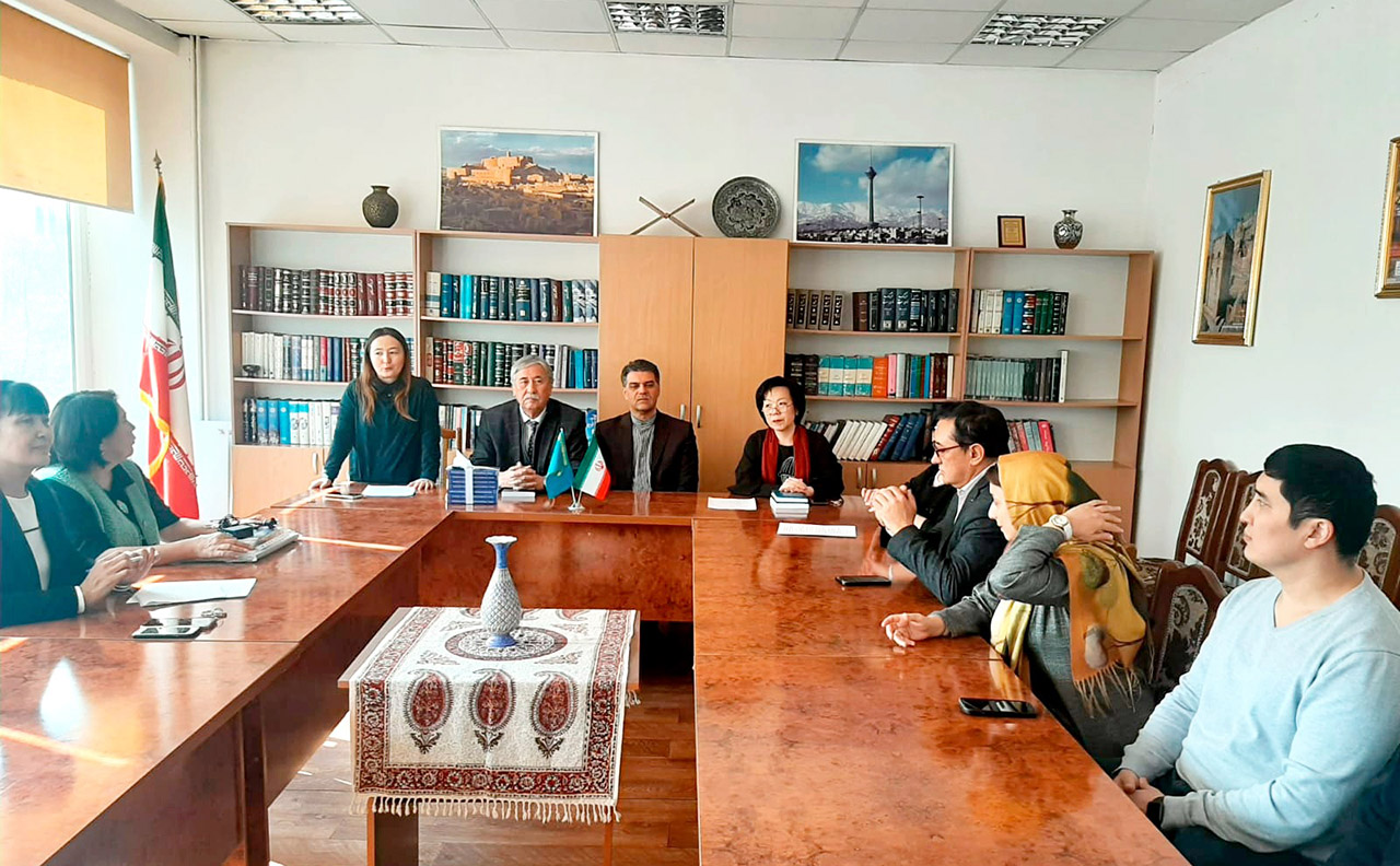 В КазНУ презентовали персидско-казахский словарь