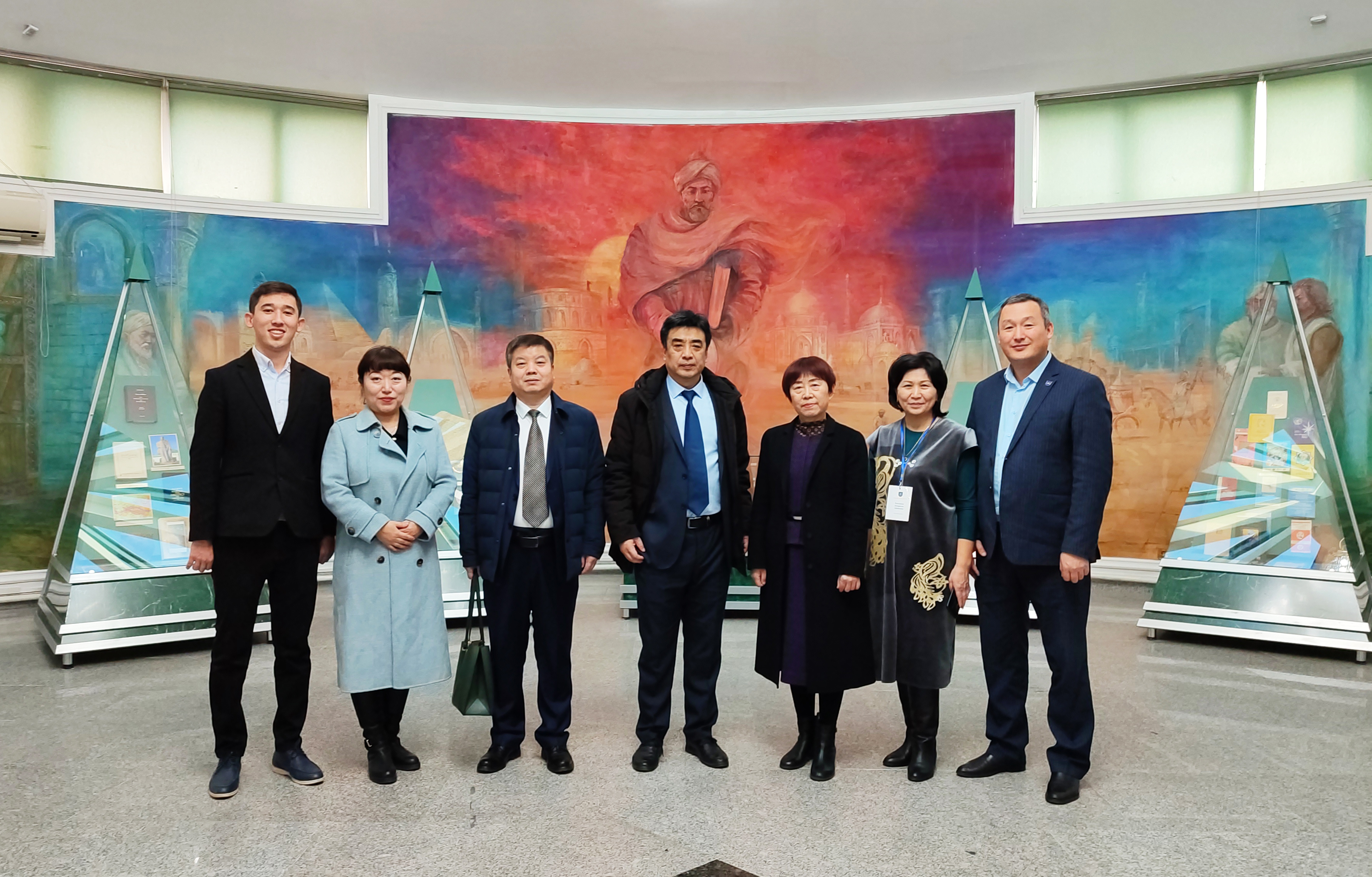 A delegation led by Wang Jinhua, Vice President of Jilin University of Finance and Economics in China, visited the university's history museum.