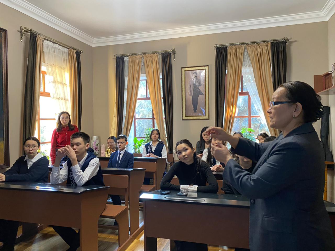 Second-year master’s students of the educational program “7M02313 – Kazakh Philology” conducted a commemorative and educational lecture titled “The Sholpan Apa I Know…” as part of their research practice.