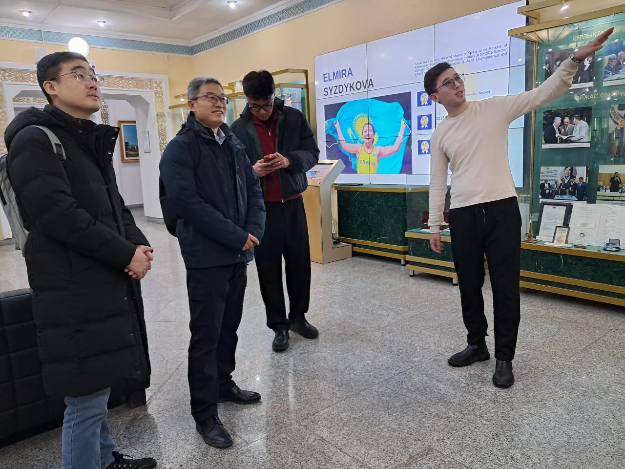 Chinese Professors Visit the Museum of Al-Farabi KazNU