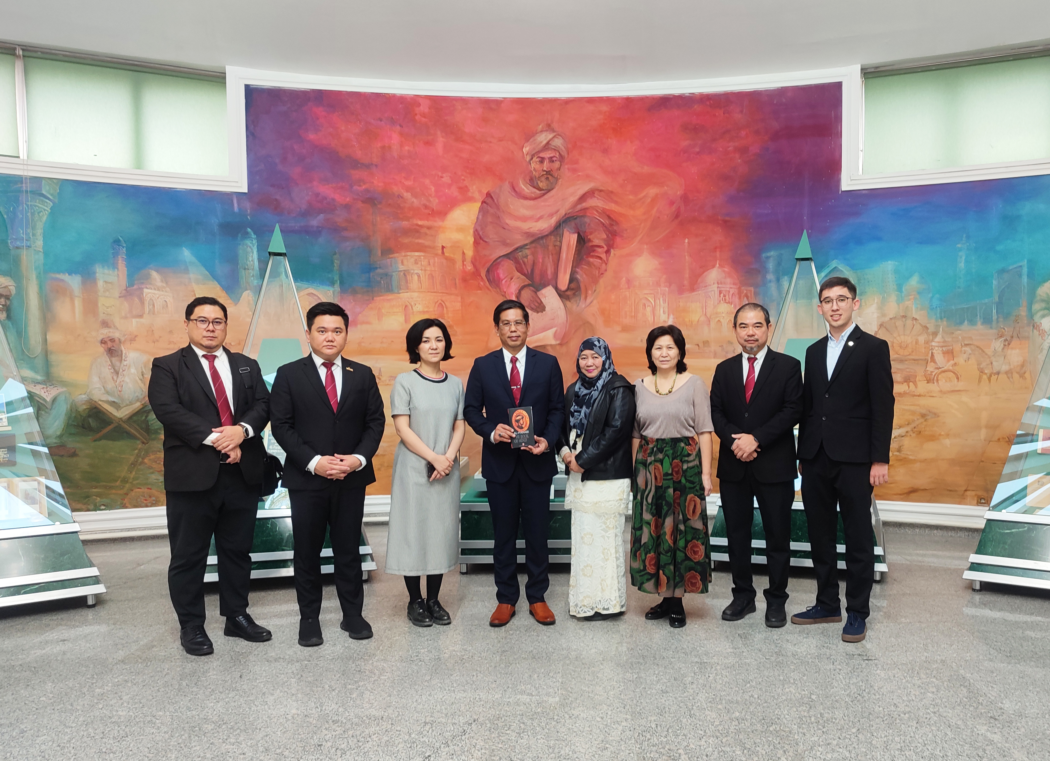 Delegation led by Vice-Chancellor, Rector of the University of Malaysia Sarawak Ahmad Khata A Racist at the museum