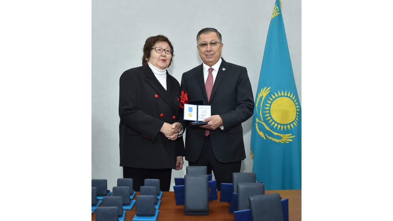 Professor Kuralay Irtysovna Baizakova from the Department of International Relations and World Economy Awarded the "Farabi Gold Medal"