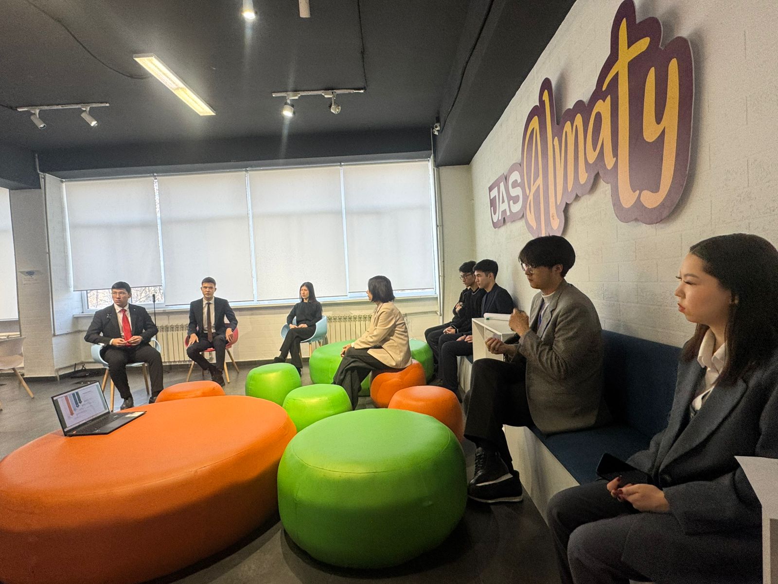 Факультет международных отношений организовал открытую дискуссию в Community Centre Almaty диалога по вопросам устойчивого развития среди молодежи и ЦУР 17