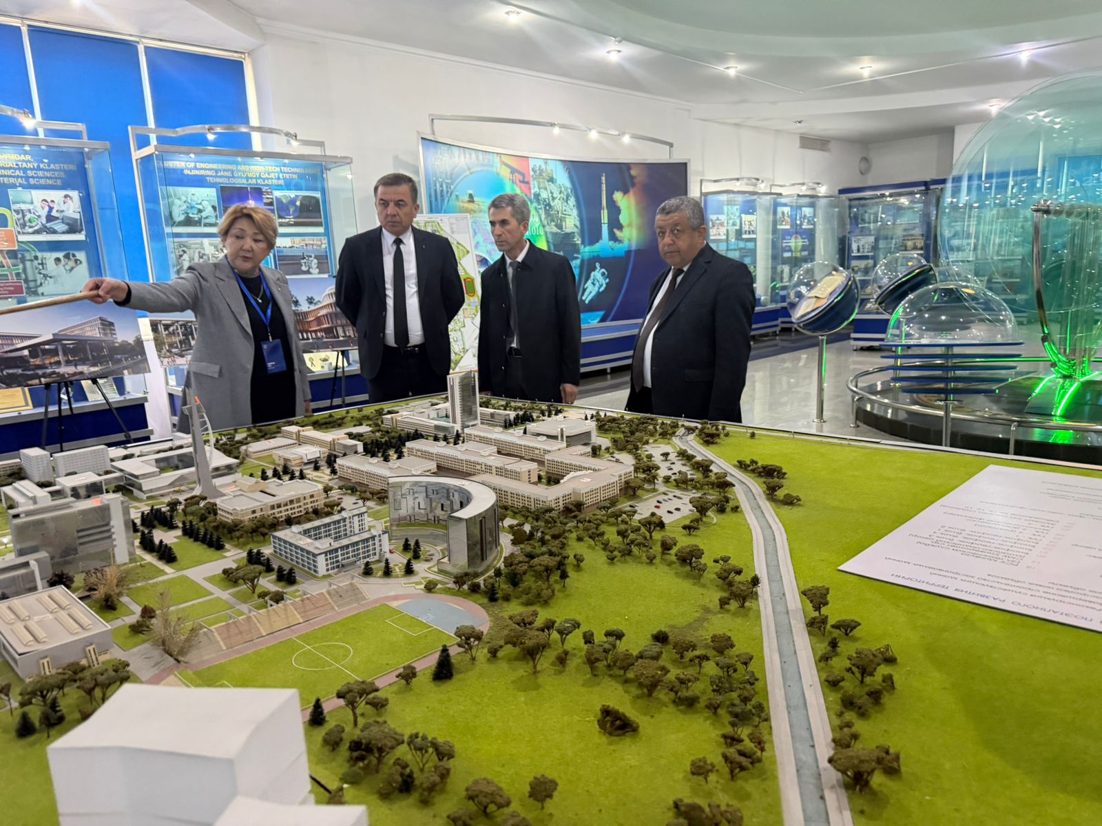 Музей қонақтары Өзбекістанның Гулістан мемлекеттік университеті