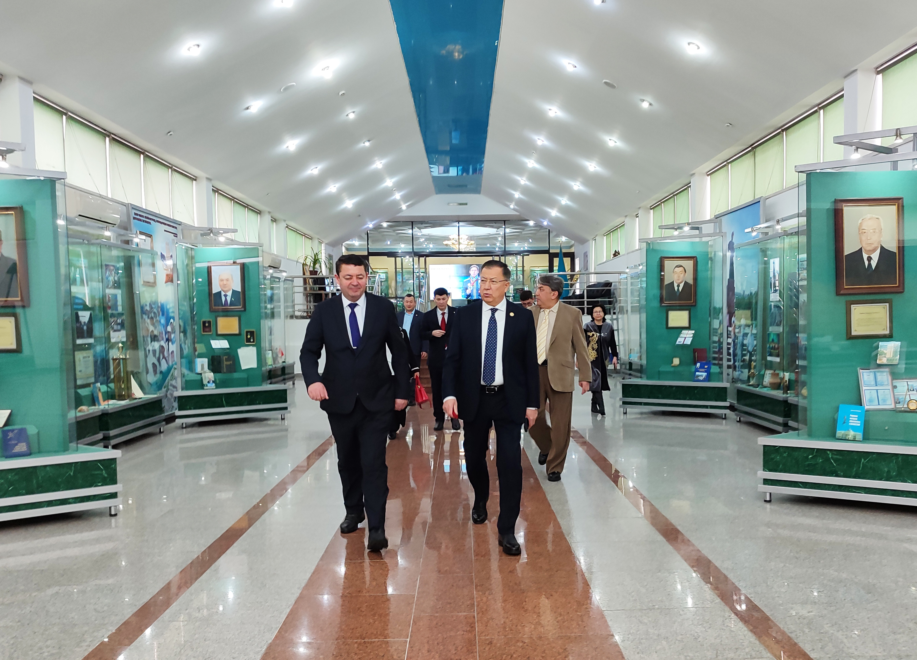 The delegation was led by the rector of the Nukus State Pedagogical Institute. Azhiniyaz Kuvandyk Kadyrov arrived on an official visit to the al-Farabi Kazakh National University